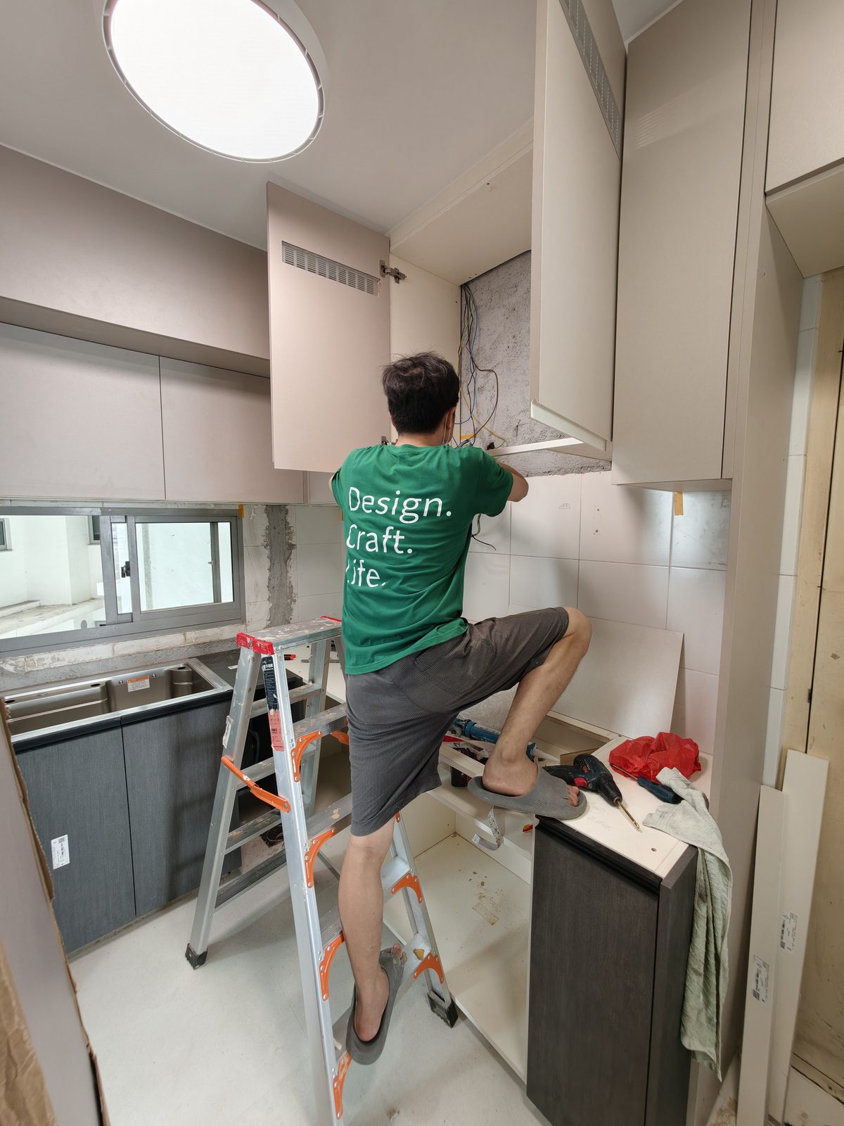 CASAWAVE installer in branded uniform applying sealant to finish a custom cabinet edge cleanly