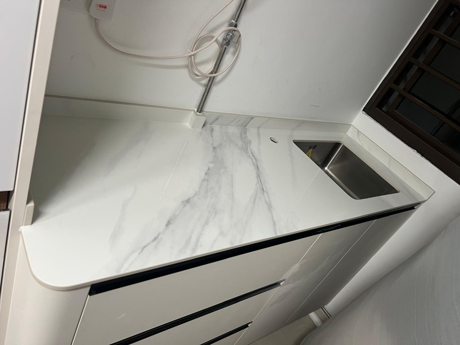 Kitchen upper cabinets with shadowless LED lighting system