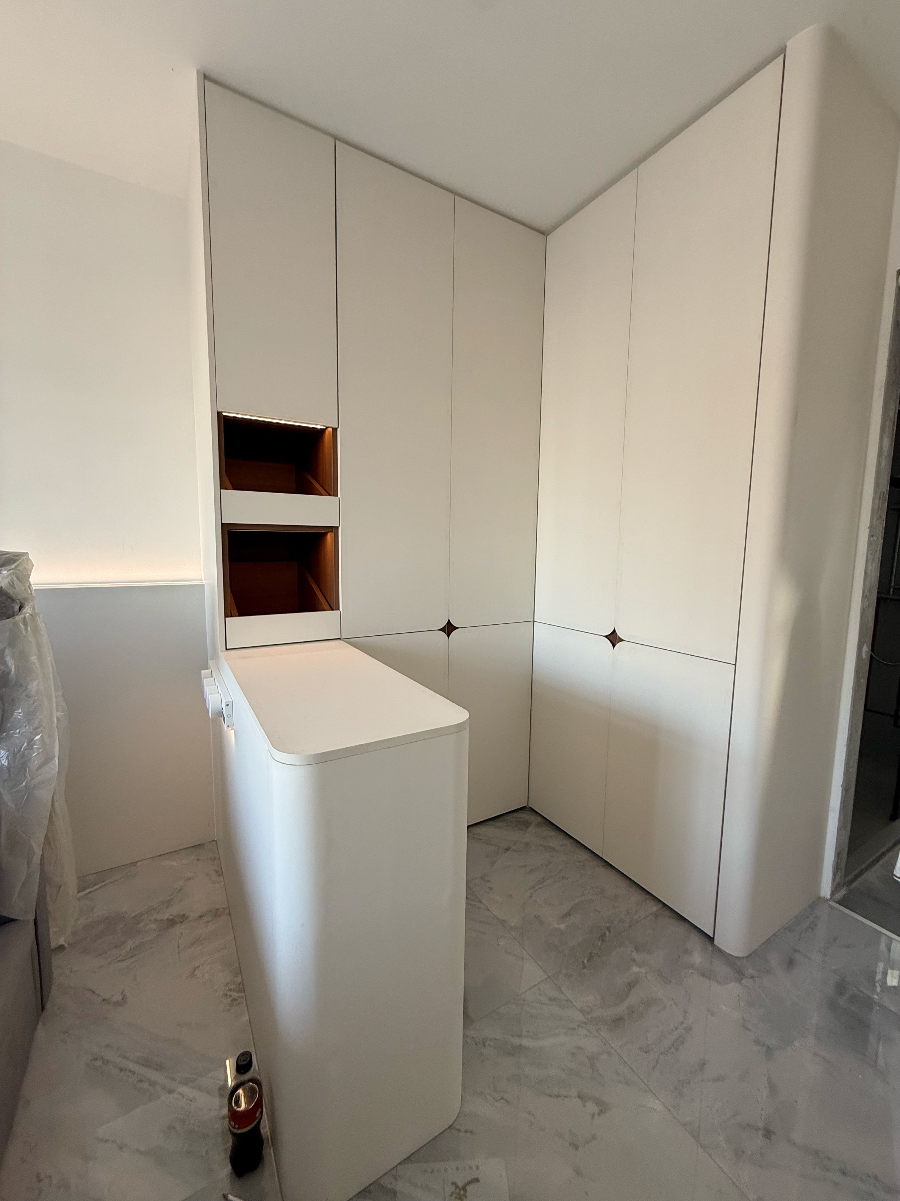 Floor-to-ceiling wardrobe with petal handles